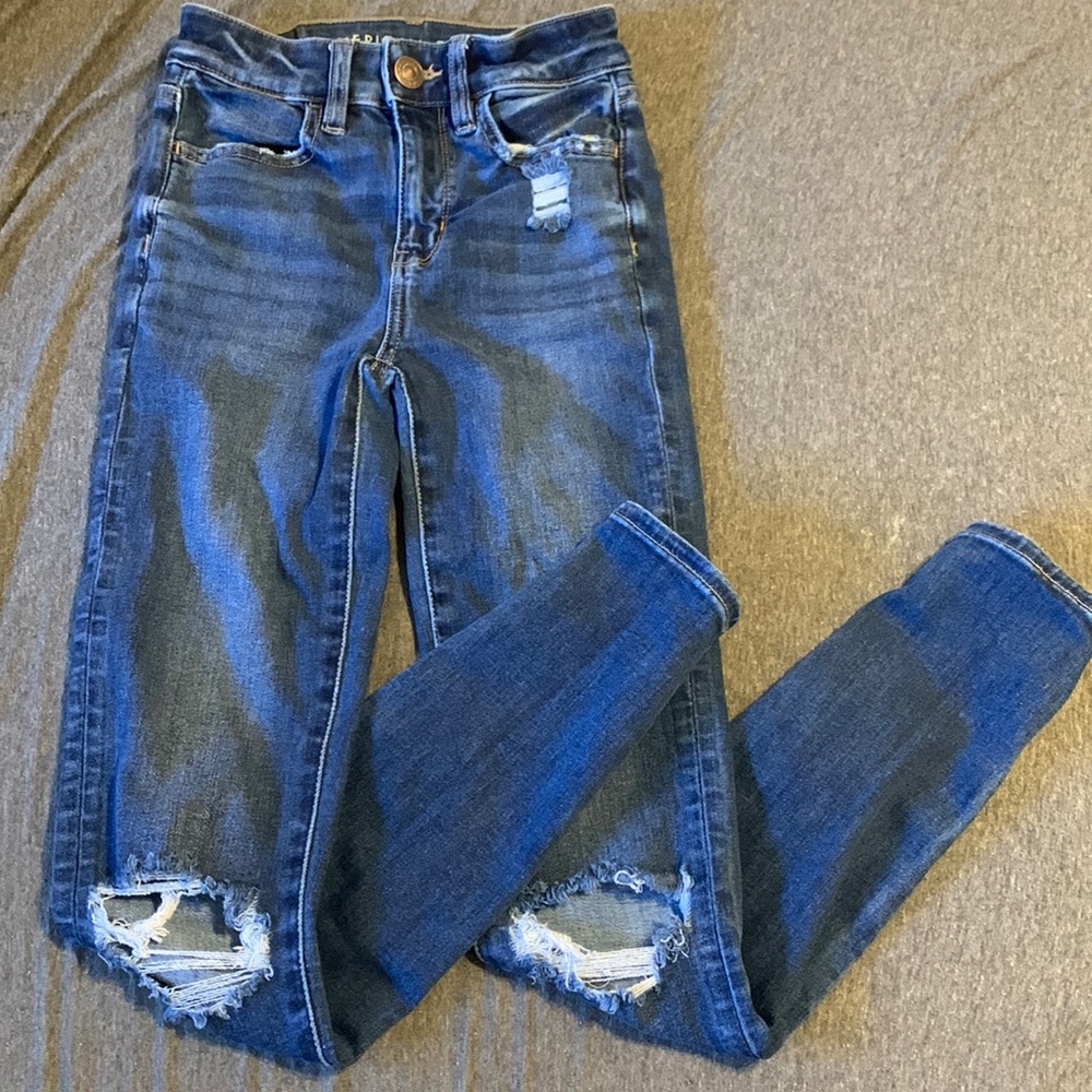 American eagle jeans. Size 00, has rips in the knees darker wash